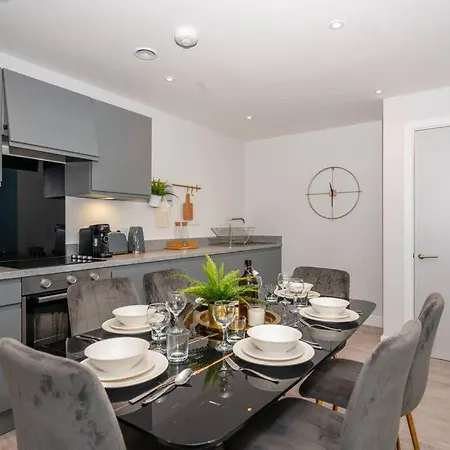 Stunning Brand New 3 Bed By Valore Services Apartment Manchester
