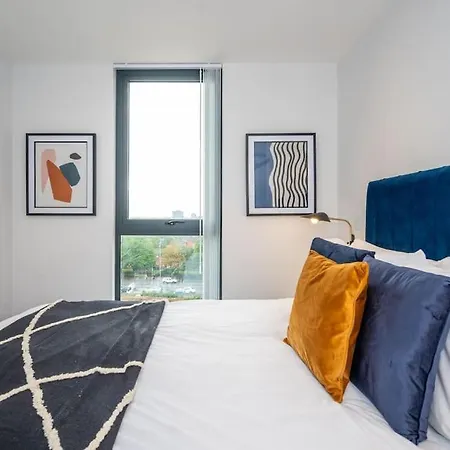Stunning Brand New 3 Bed By Valore Services Apartment Manchester