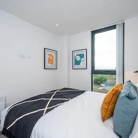 Stunning Brand New 3 Bed By Valore Services Apartment *