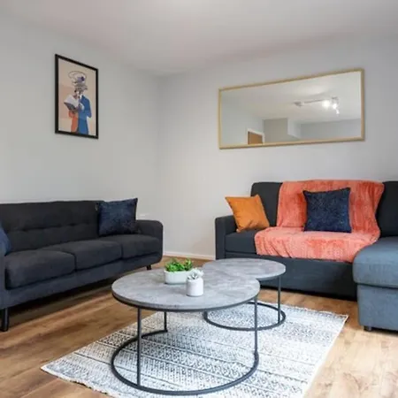 Daire 4 Bed House In Salford, Sleeps 7 With Car Space *