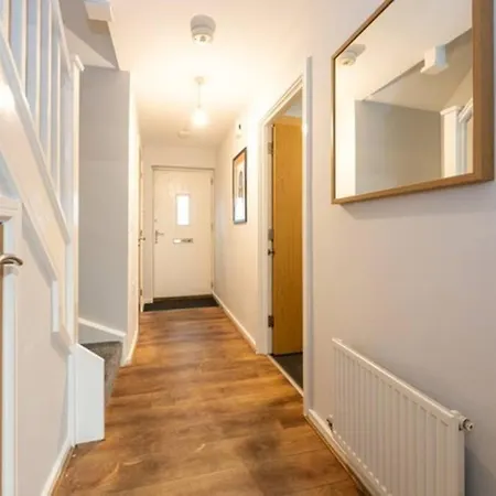 4 Bed House In Salford, Sleeps 7 With Car Space *