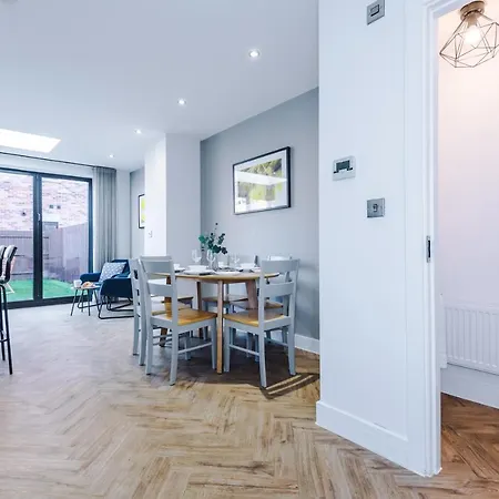 4 Bedroom Townhouse In - By Hilltop Serviced Holiday home *