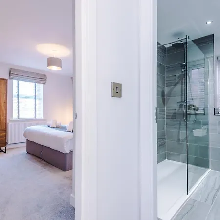 Holiday home 4 Bedroom Townhouse In - By Hilltop Serviced