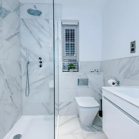 別荘 4 Bedroom Townhouse In - By Hilltop Serviced