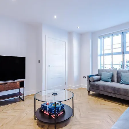 4 Bedroom Townhouse In - By Hilltop Serviced Manchester