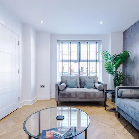 Holiday home 4 Bedroom Townhouse In - By Hilltop Serviced *