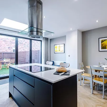 4 Bedroom Townhouse In - By Hilltop Serviced Holiday home Manchester