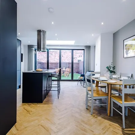 4 Bedroom Townhouse In - By Hilltop Serviced Holiday home Manchester