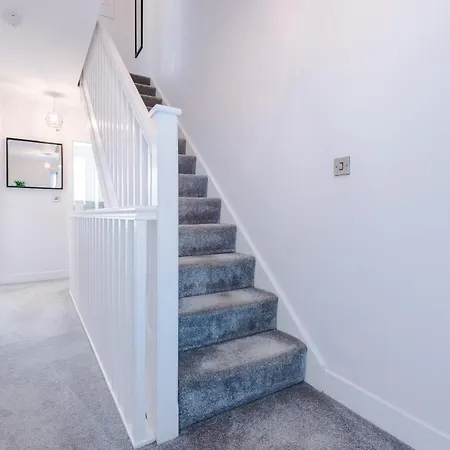 4 Bedroom Townhouse In - By Hilltop Serviced Holiday home Manchester