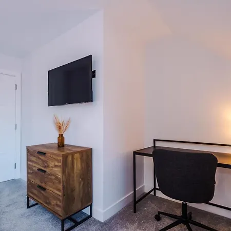 4 Bedroom Townhouse In - By Hilltop Serviced *