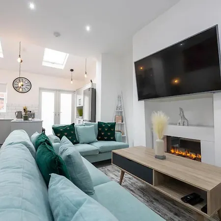 Apartment Stunning 4bd House With Patio In Fallowfield Manchester