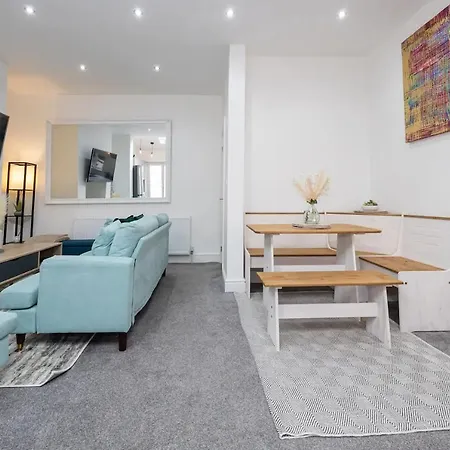 Apartment Stunning 4bd House With Patio In Fallowfield Manchester