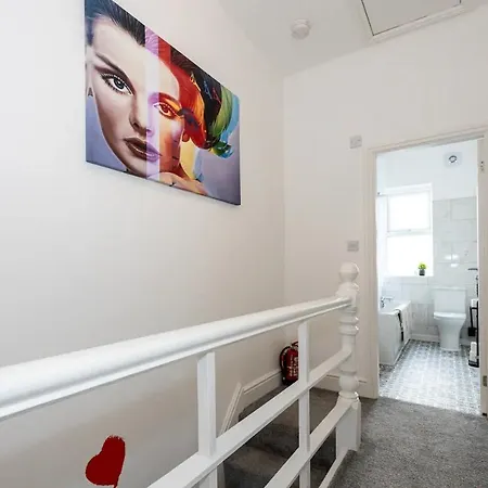 Apartment Stunning 4bd House With Patio In Fallowfield Manchester