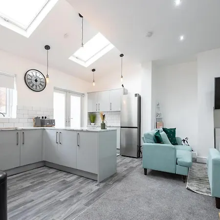 Stunning 4bd House With Patio In Fallowfield Apartment