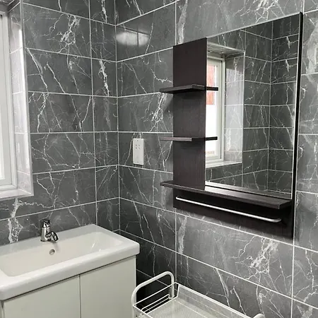 Cozy House With Free Parking Апартаменты
