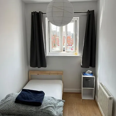 Cozy House With Free Parking * Манчестер