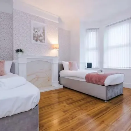 Spacious 4-bed House *