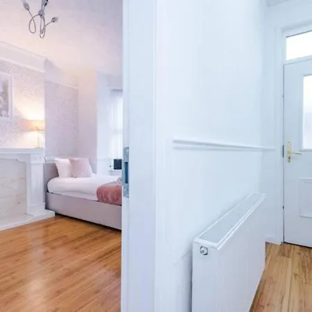 Spacious 4-bed House Feriehus