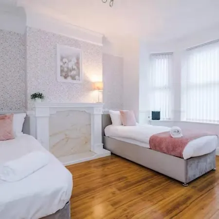 Feriehus Spacious 4-bed House Manchester