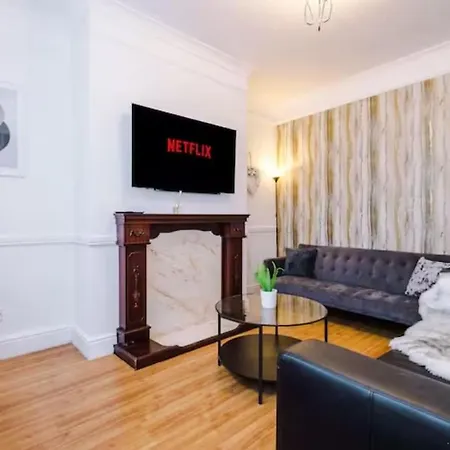Spacious 4-bed House Manchester