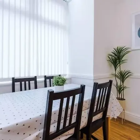 Spacious 4-bed House Manchester