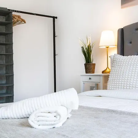 Cozy Townhouse In The Heart Of Greater * Manchester