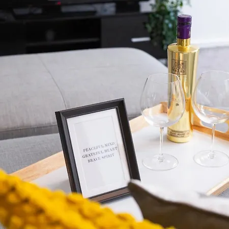 Cozy Townhouse In The Heart Of Greater