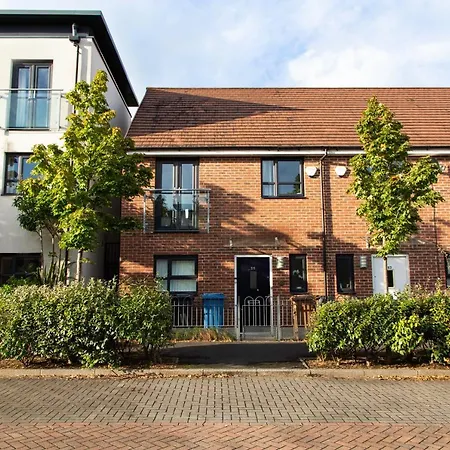 Cozy Townhouse In The Heart Of Greater