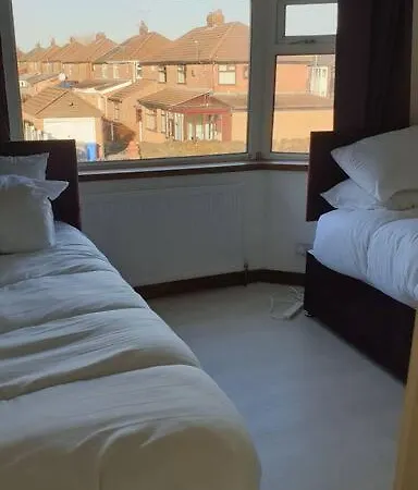 Opulent 4 Bed House With Parking Manchester