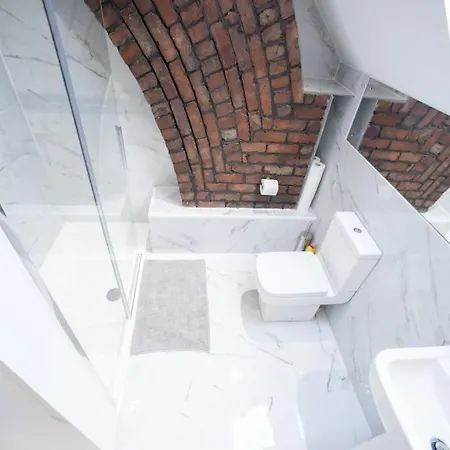 8 Bed, Comfortably Sleeps 10, 3 Bath House, 5 Mins Centre בית נופש