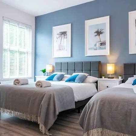 8 Bed, Comfortably Sleeps 10, 3 Bath House, 5 Mins Centre