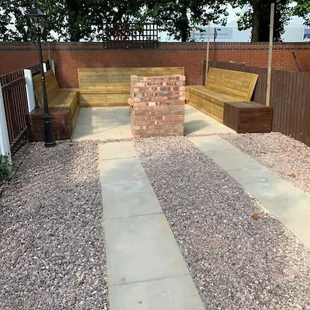 8 Bed, Comfortably Sleeps 10, 3 Bath House, 5 Mins Centre