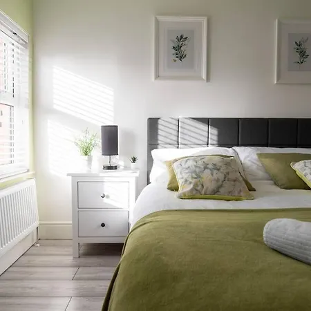 בית נופש 8 Bed, Comfortably Sleeps 10, 3 Bath House, 5 Mins Centre