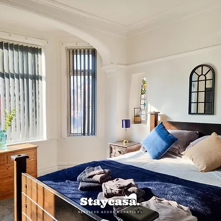 Spacious 6-bed With Large Patio And Free Parking 別荘