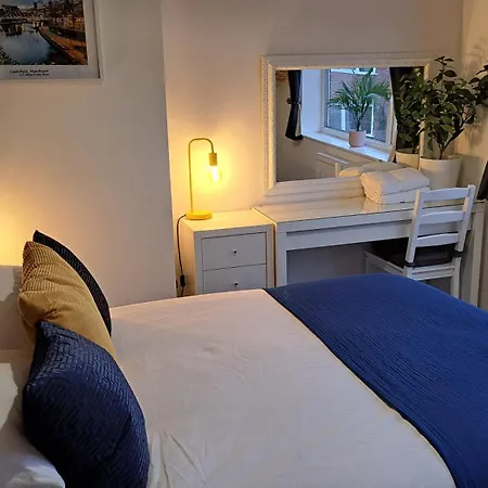 The Heart - Cosy 3 Bedroom House With Double Driveway And Garden In