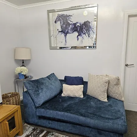 2-bed House Sleeps 4 20 Min To Centre