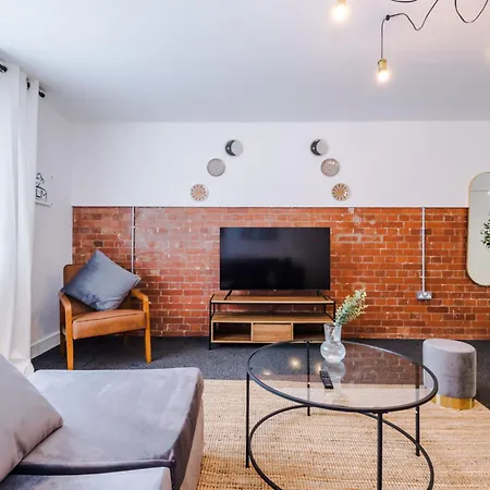 Elm , Collection Of Available Near Media , Free Parking 3* Manchester