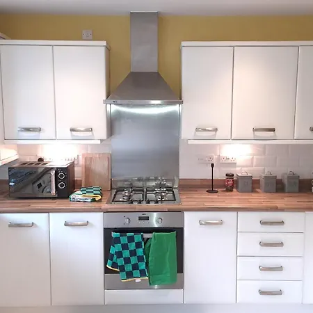 Tropical Sun Homes - Beautiful Spacious 3 Bed In A Serene Environment With Free Parking For 2 Cars *