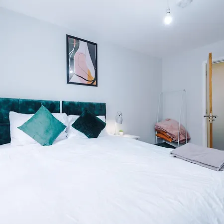 Stylish 4bed Home, Sleeps 7, Free Parking, Wi-fi, Balcony, Smart Tvs, Great Transport Links, Long Term Disc * マンチェスター