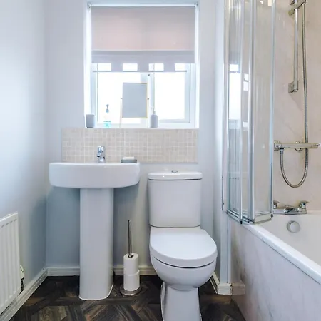 Stylish 4bed Home, Sleeps 7, Free Parking, Wi-fi, Balcony, Smart Tvs, Great Transport Links, Long Term Disc マンチェスター