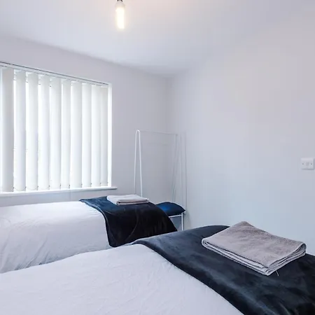 Apartament Stylish 4bed Home, Sleeps 7, Free Parking, Wi-fi, Balcony, Smart Tvs, Great Transport Links, Long Term Disc *