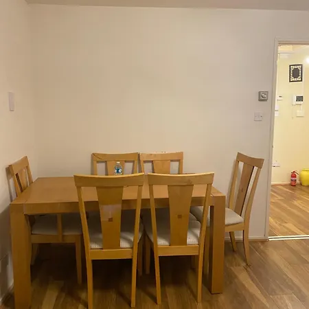 Lovely, Spacious 1-bedroom With *free Parking Apartament *