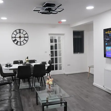 Holiday home Etihcity - 3 Bedroom Semi - Free Parking Near Etihad Stadium, Tourist Attractions, Centre, Transport And Motorway Links Next To Mcdonald's - Sky N Netflix Manchester