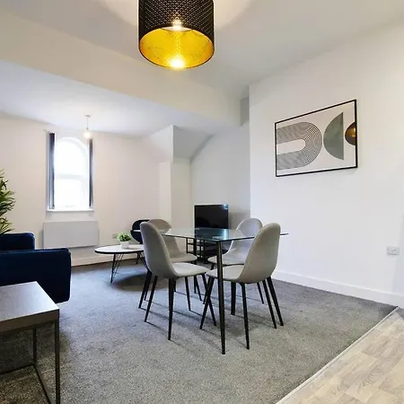 Free Parking - Modern 2-br Flat Close To Salford Royal Mánchester