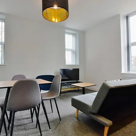 Free Parking - Charming 2-br Flat Near Salford Royal * Manchester