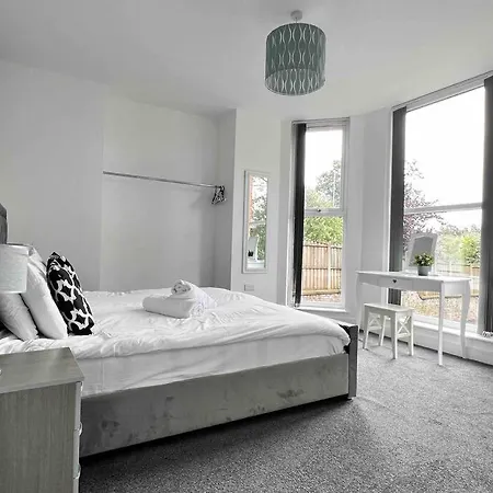 Free Parking - Cosy 2-br Flat Near Salford Royal Mánchester
