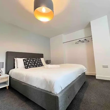 Free Parking - Lovely 2-br Flat Near Salford Royal *
