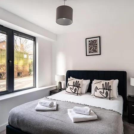 Stayzeni, Alexandra Rise Roomy 1 Bed