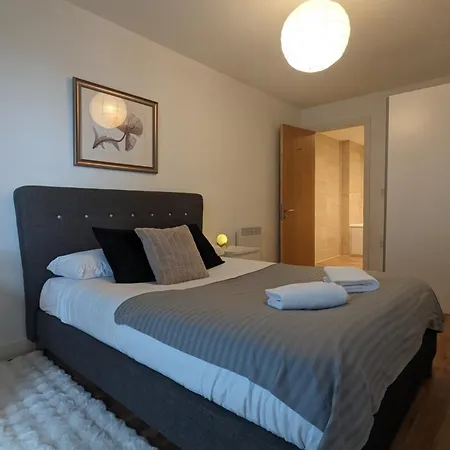 Luxurious 2-bed Haven With Balcony & Free Parking Apartamento Mánchester