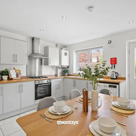 Greaves House By Truestays - 3 Bedroom House In Failsworth, *